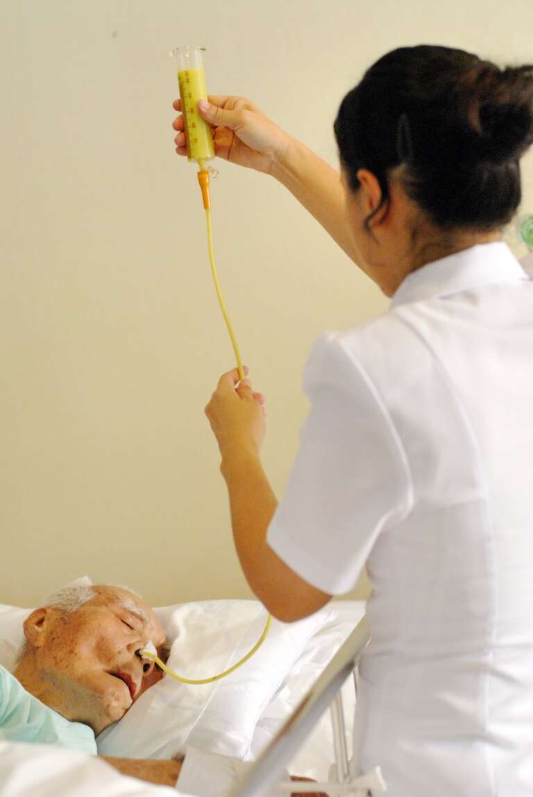 พยาบาลโกลเด้นไลฟ์โฮมให้อาหารทางสายยาง NG tube ผู้ป่วยติดเตียง — บริการ NG feeding 24 ชั่วโมง