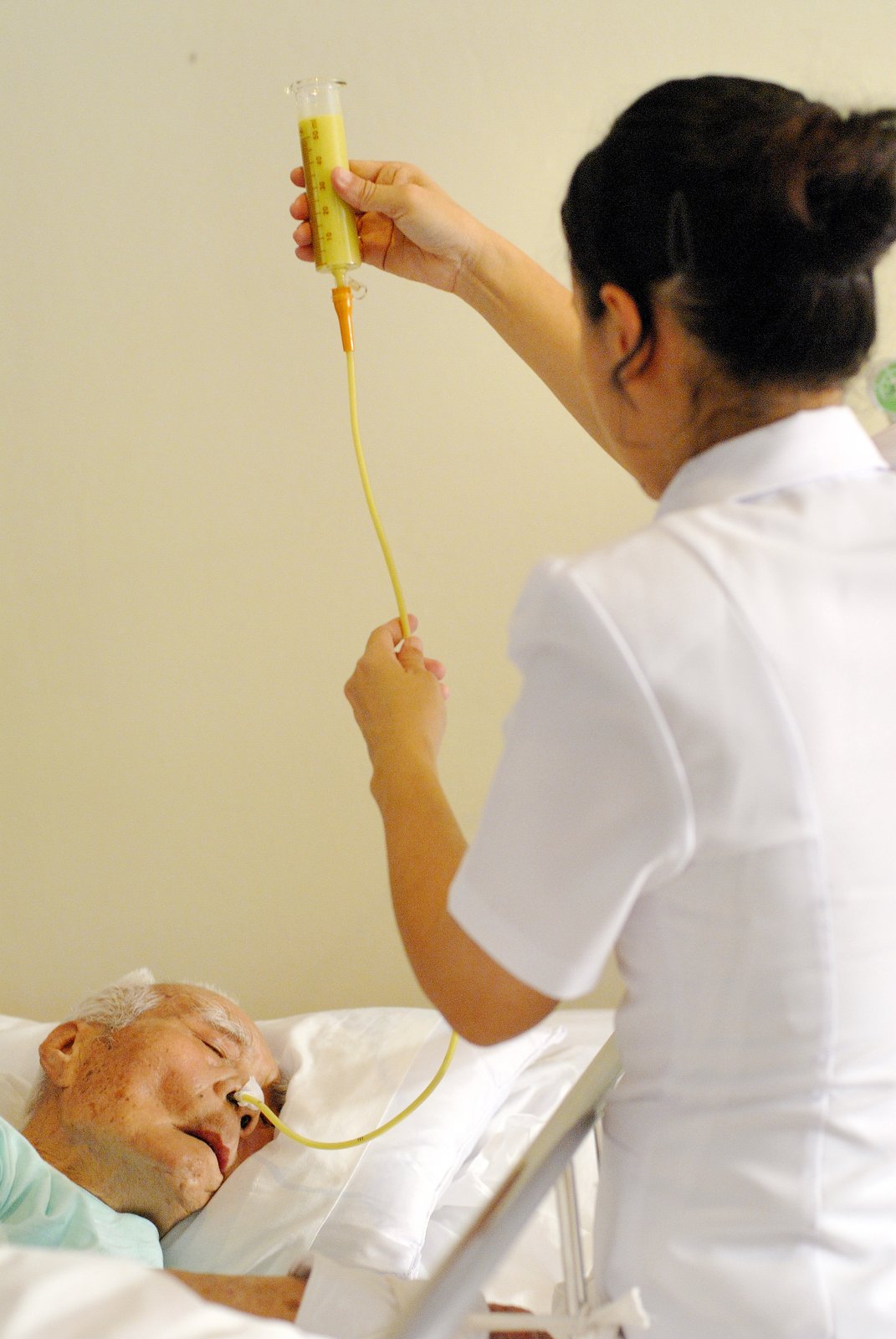 พยาบาลโกลเด้นไลฟ์โฮมให้อาหารทางสายยาง NG tube ผู้ป่วยติดเตียง — บริการ NG feeding 24 ชั่วโมง