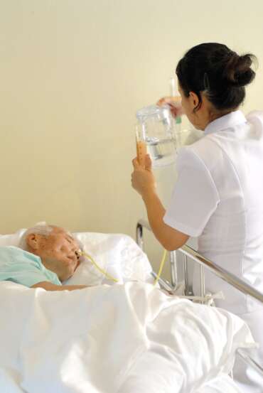 กลืนลำบากในผู้สูงอายุ (Dysphagia) — 7 สัญญาณ + วิธีประเมินที่บ้าน