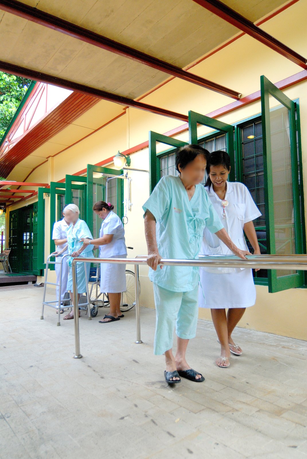 ราวฝึกเดิน parallel bars ที่บ้านพักผู้สูงอายุโกลเด้นไลฟ์โฮม — ฟื้นฟูผู้ป่วยหลังโรคหลอดเลือดสมอง