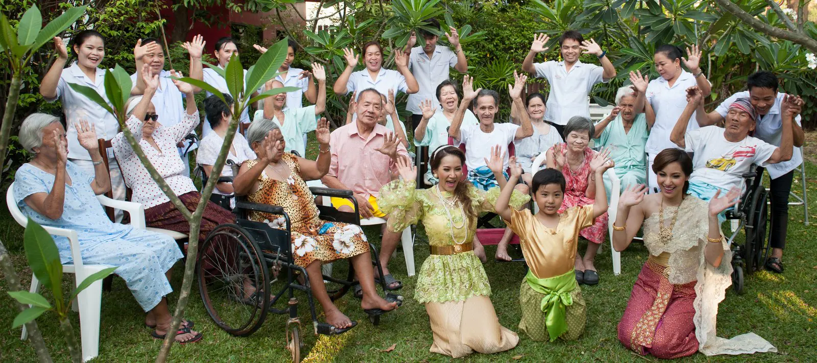 กิจกรรมสงกรานต์ผู้สูงอายุ พยาบาล และนางรำที่บ้านพักผู้สูงอายุโกลเด้นไลฟ์โฮม — เทศกาลไทยประจำปี