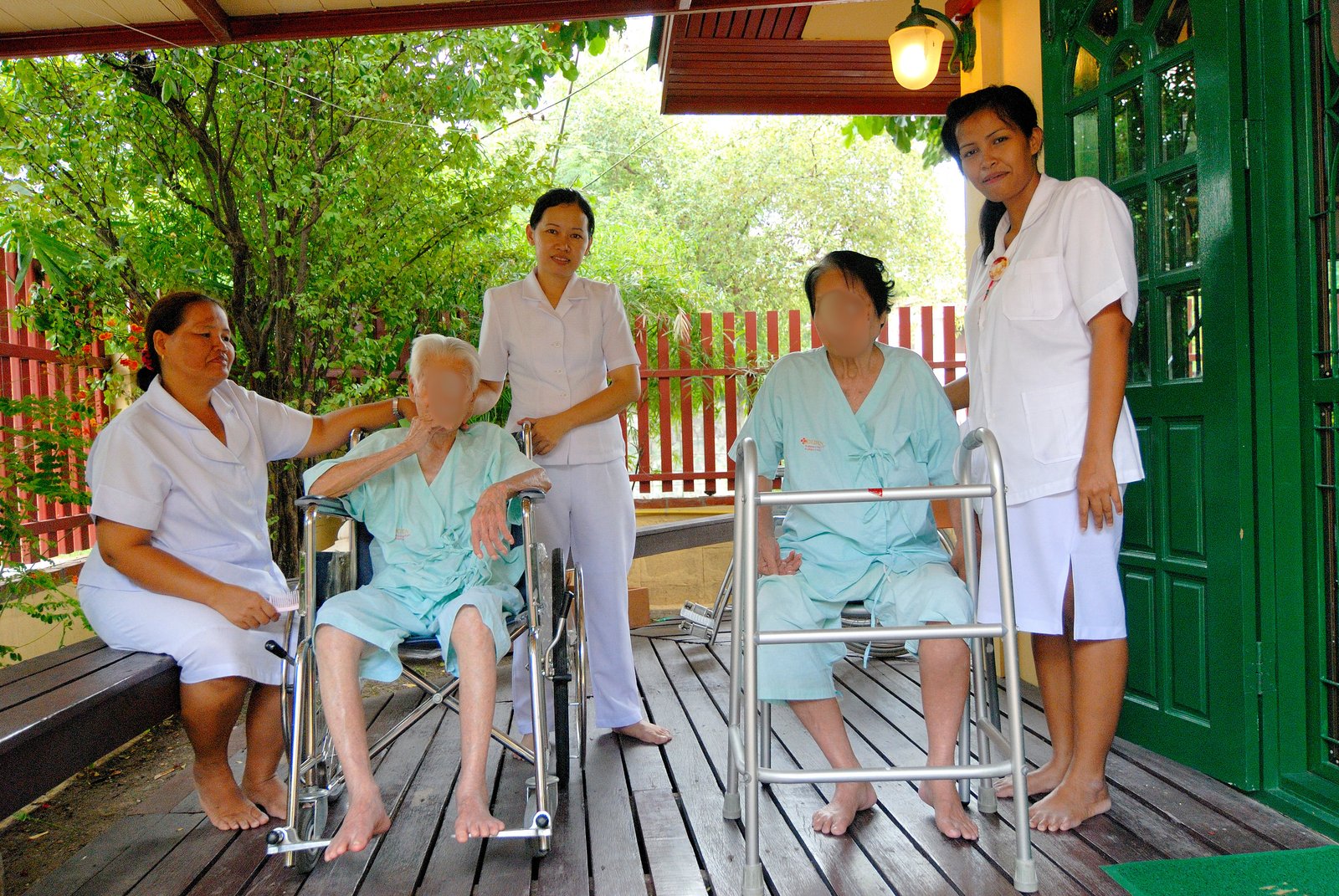 ทีมพยาบาลดูแลผู้สูงอายุ 2 ท่านบนระเบียงบ้านพักผู้สูงอายุโกลเด้นไลฟ์โฮม — บรรยากาศพักผ่อนผู้สูงวัย