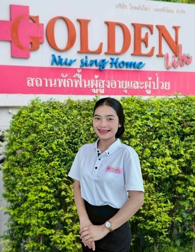ผู้ช่วยพยาบาลหญิงรุ่นใหม่โกลเด้นไลฟ์โฮม — รอยยิ้มที่อบอุ่นในทีมดูแลผู้สูงอายุ