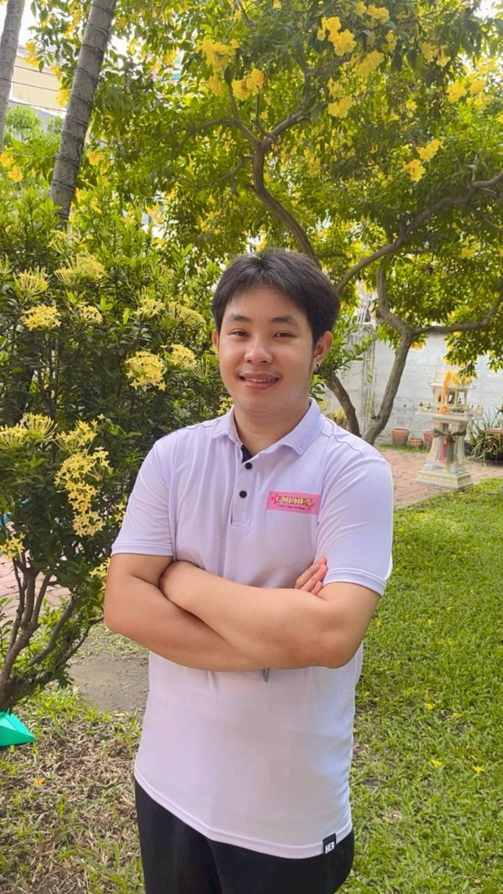 ผู้ช่วยพยาบาลชายรุ่นใหม่โกลเด้นไลฟ์โฮมในสวนสาขา — ทีมดูแลผู้สูงอายุรุ่นใหม่ในบรรยากาศบ้านพักธรรมชาติ