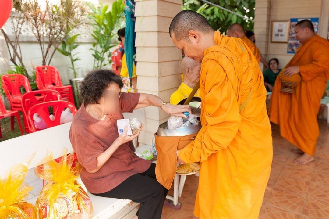 ผู้สูงอายุ ใส่บาตร