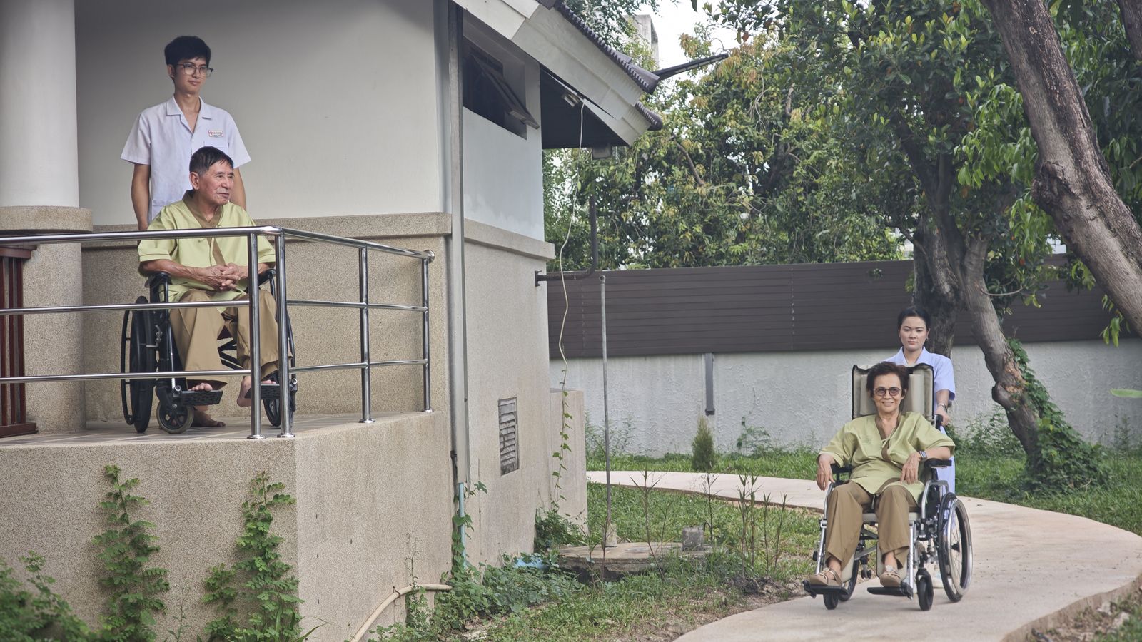 ระเบียงและทางเดินในสวน Golden Life Garden Residence